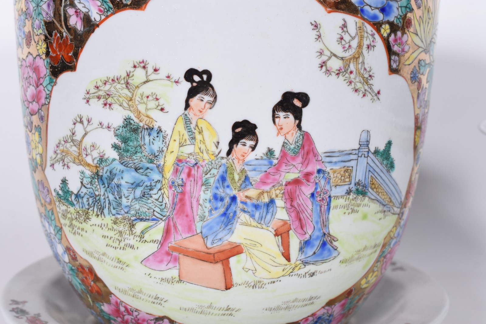 Dois cachepots de porcelana oriental sendo um com base. - foto 3 de 7