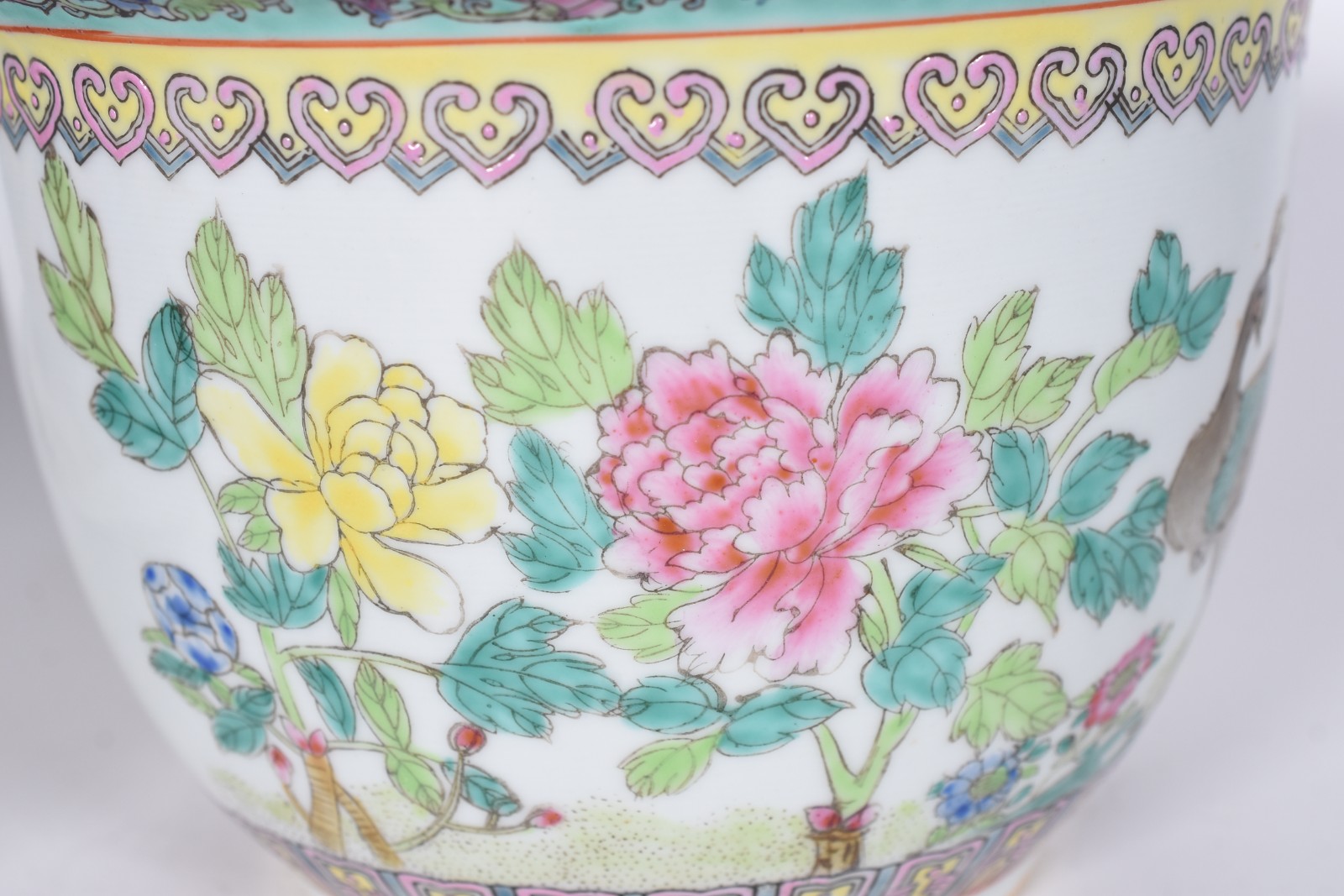 Dois cachepots de porcelana oriental sendo um com base. - foto 4 de 7