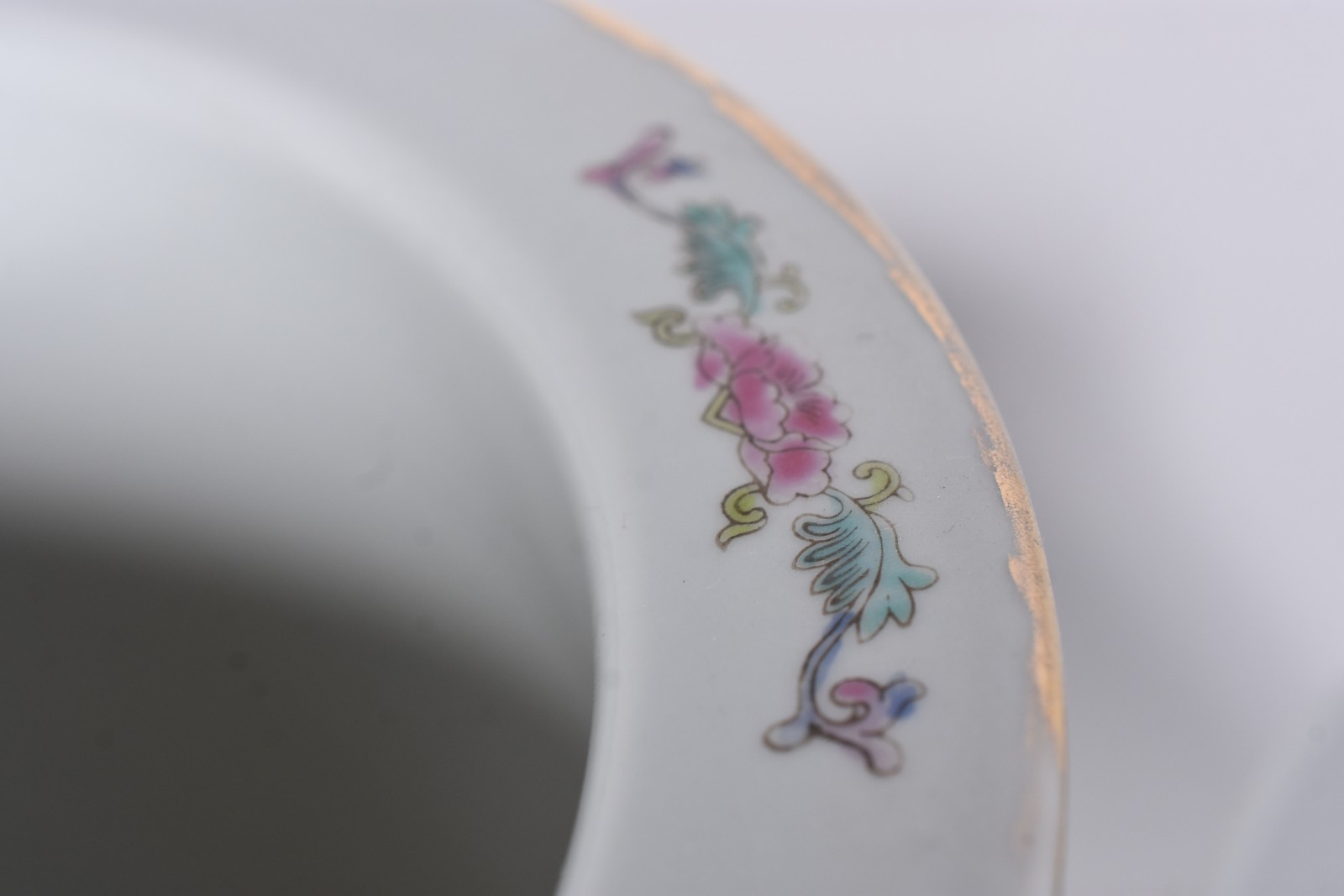 Dois cachepots de porcelana oriental sendo um com base. - foto 6 de 7