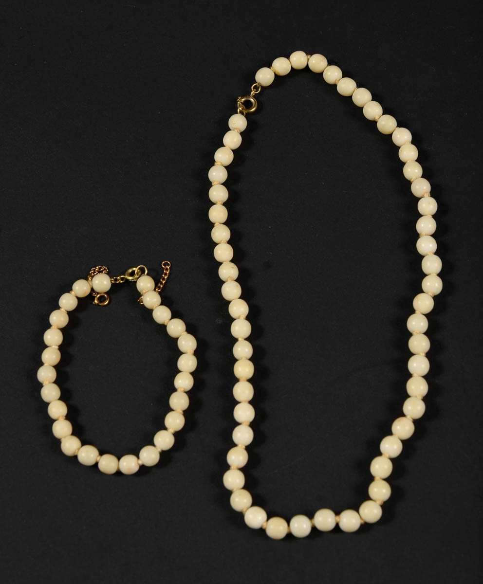 Colar e pulseira de contas de coral branco italiano.Fecho de ouro 18...
