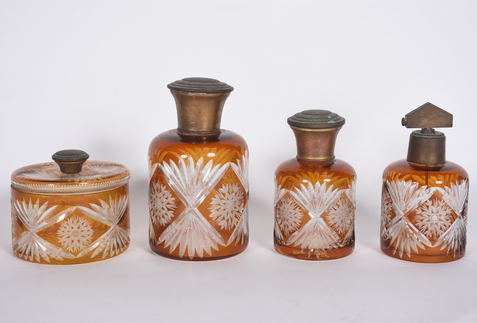 Quatro potes de cristal doublé âmbar lapidado para toilette, detalhes... - foto 1 de 3
