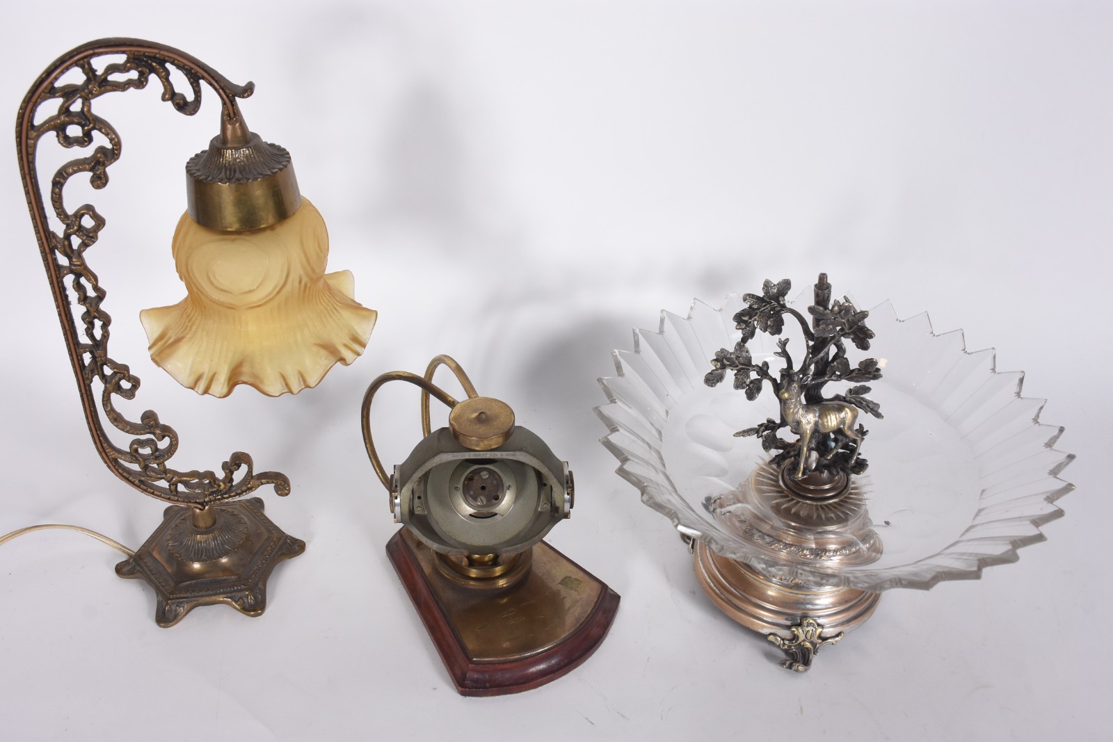Três peças de metal, sendo fruteira com base de metal com figura de... - foto 2 de 11