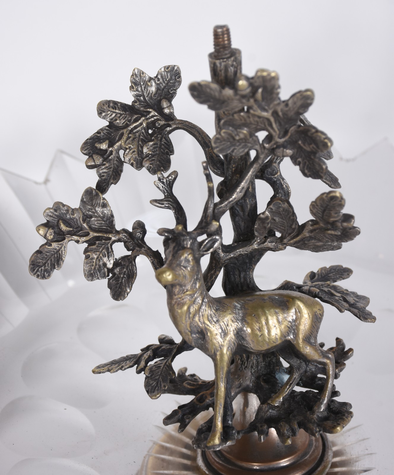 Três peças de metal, sendo fruteira com base de metal com figura de... - foto 4 de 11