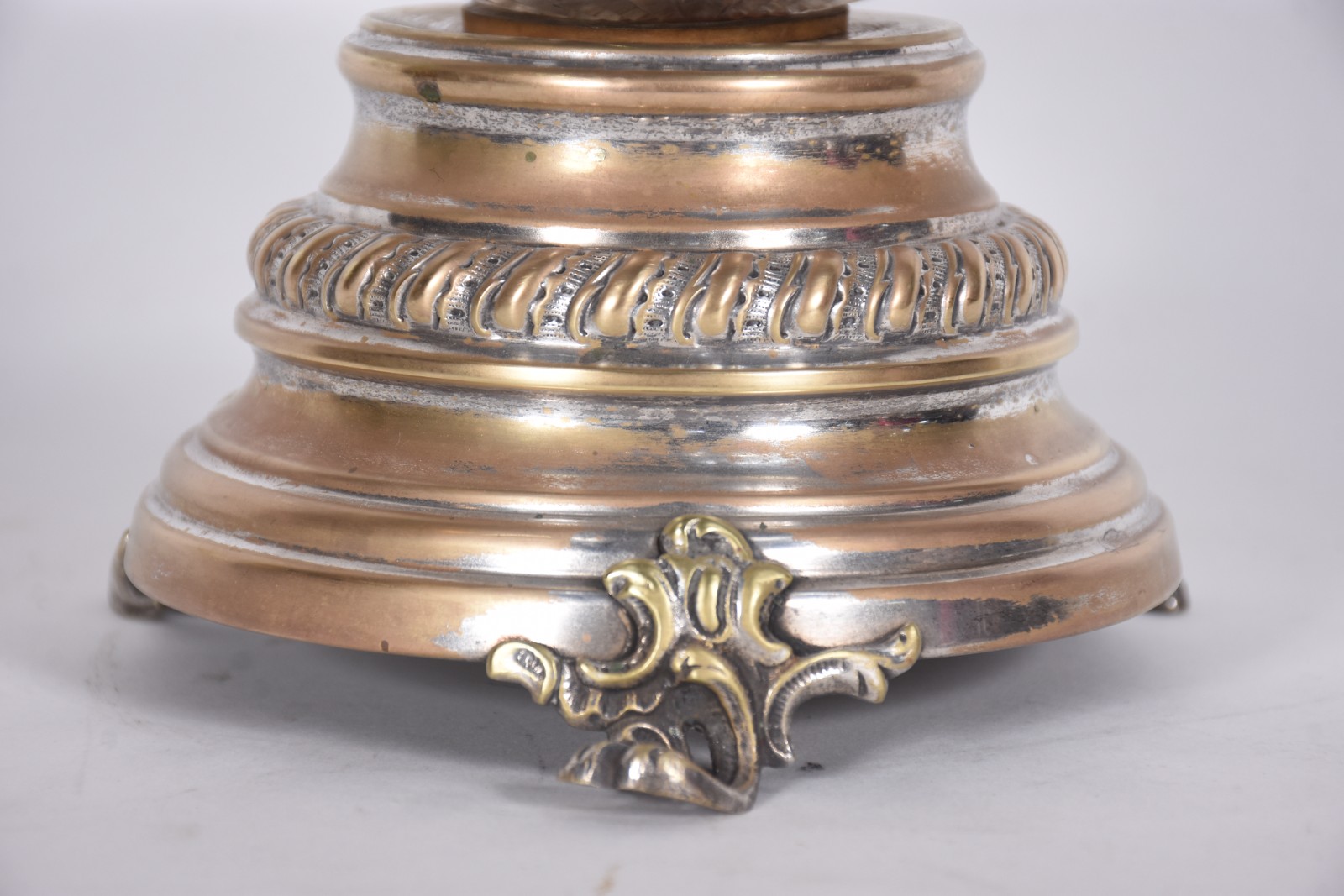 Três peças de metal, sendo fruteira com base de metal com figura de... - foto 11 de 11