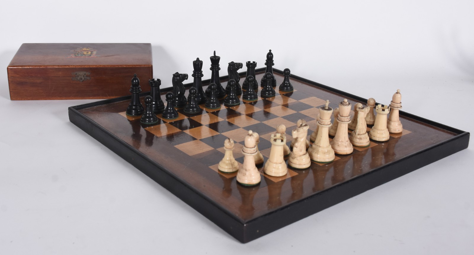 Jogo de xadrez de madeira, sendo tabuleiro com estojo para peças... - foto 1 de 9