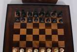 Jogo de xadrez de madeira, sendo tabuleiro com ... - Jogo de xadrez de madeira, sendo tabuleiro com estojo para peças. Marca Estrela.