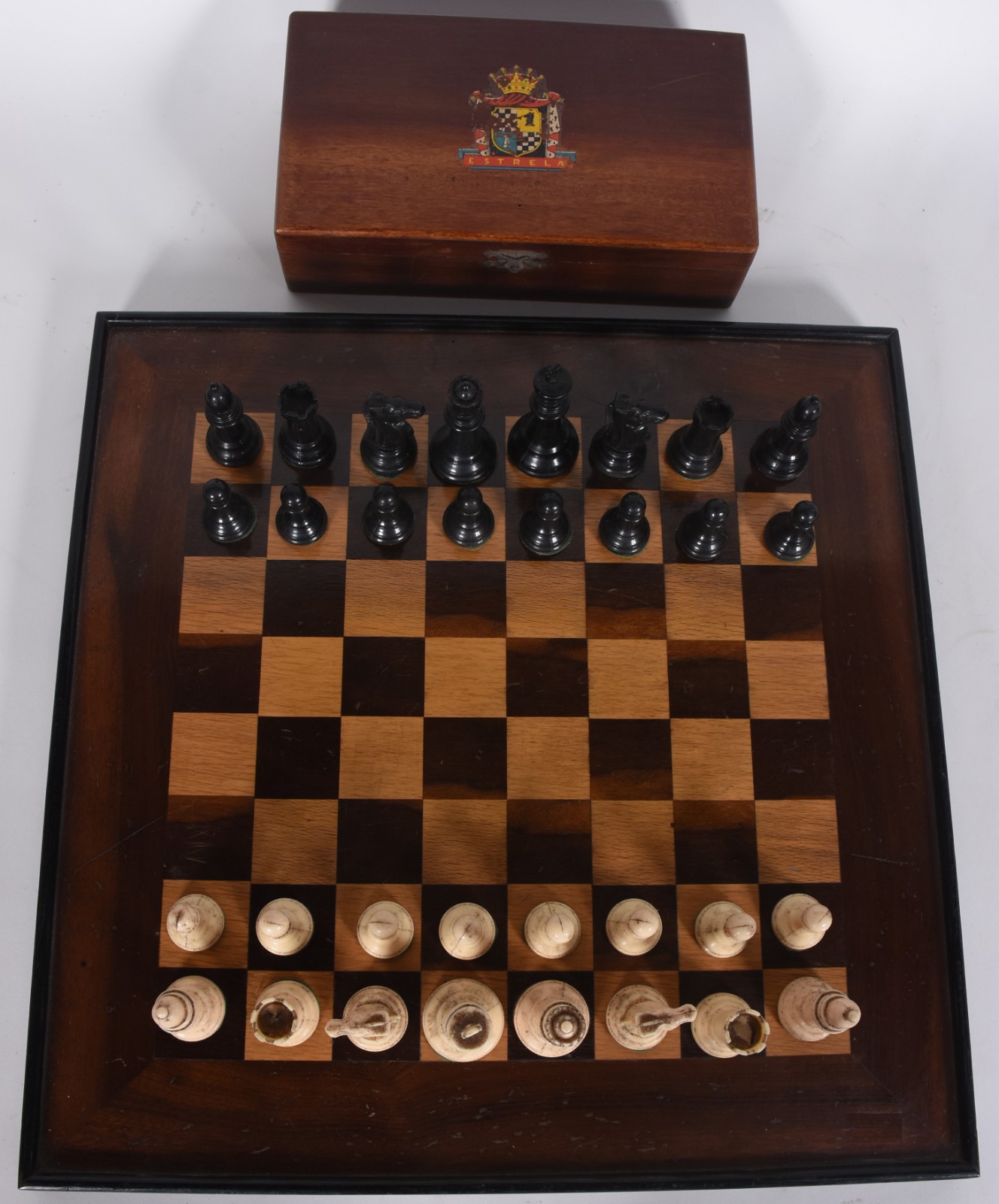 Jogo de xadrez de madeira, sendo tabuleiro com estojo para peças... - foto 2 de 9