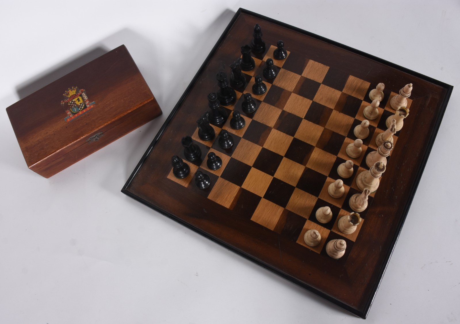 Jogo de xadrez de madeira, sendo tabuleiro com estojo para peças... - foto 3 de 9