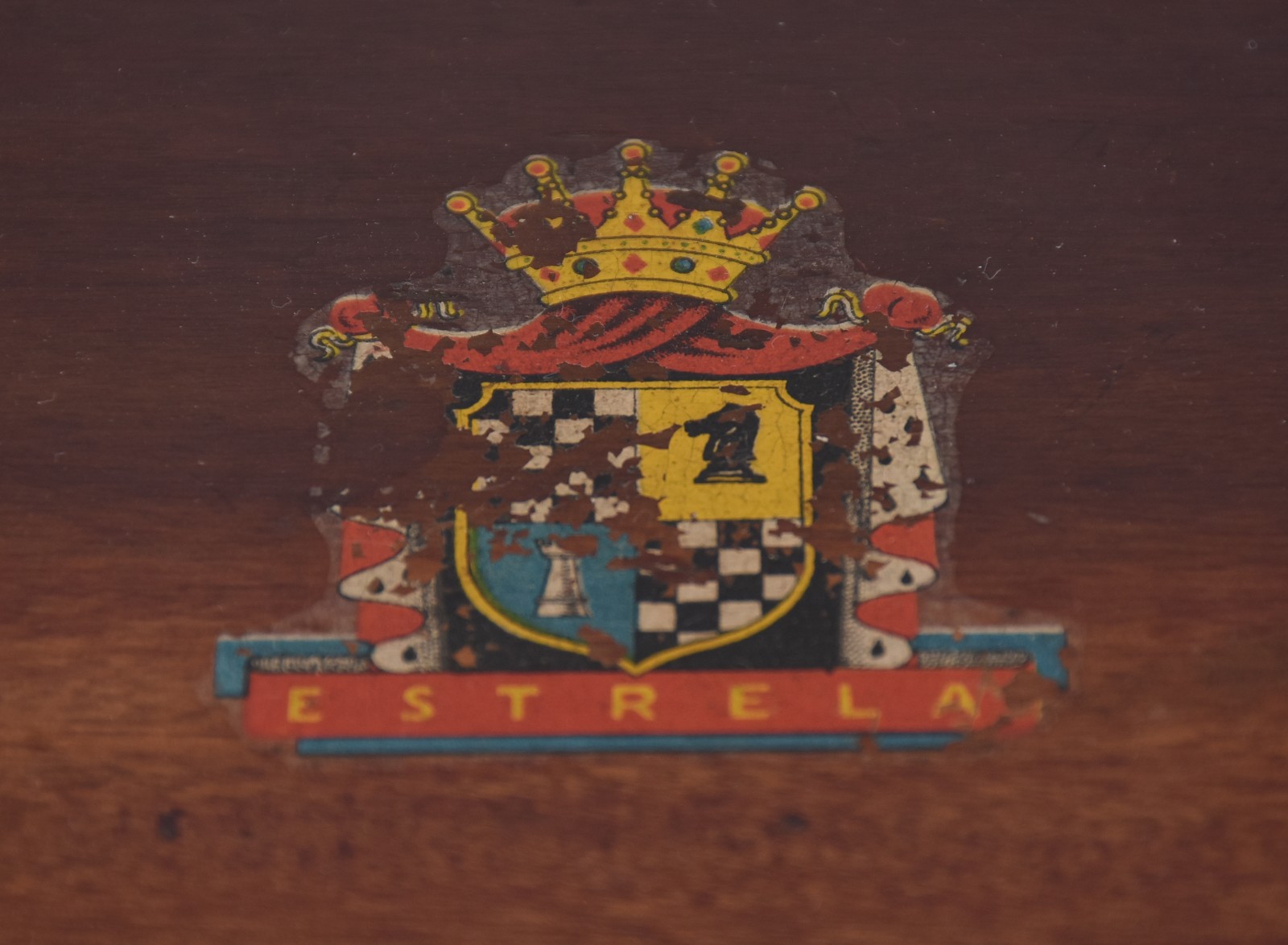 Jogo de xadrez de madeira, sendo tabuleiro com estojo para peças... - foto 9 de 9