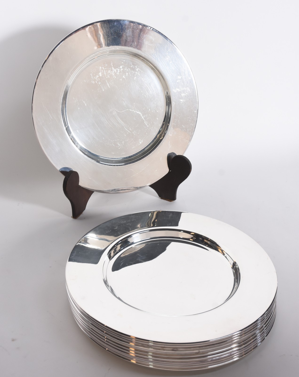 Conjunto com 12 souplats de metal prateado Wolff. Com arranhados. - foto 1 de 5