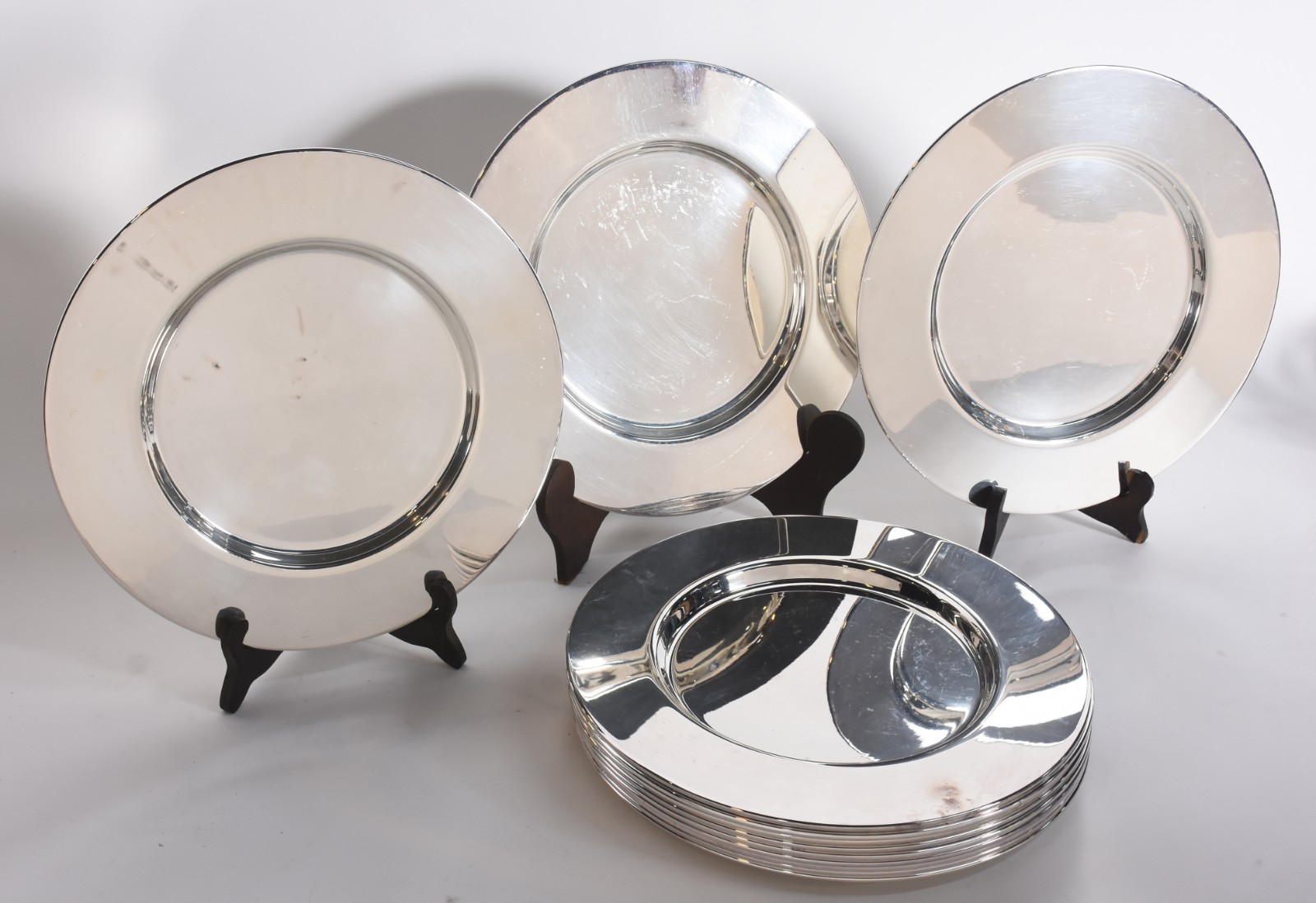 Conjunto com 12 souplats de metal prateado Wolff. Com arranhados. - foto 2 de 5