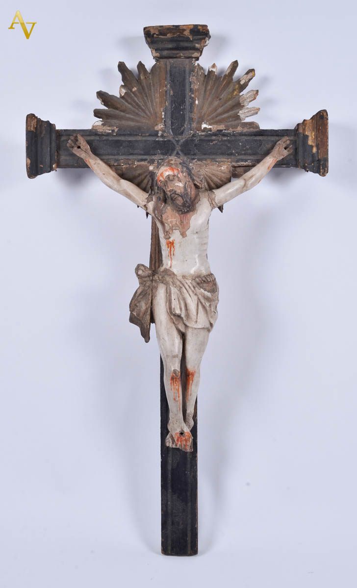 Antigo crucifixo com figura de Cristo esculpida em madeira...