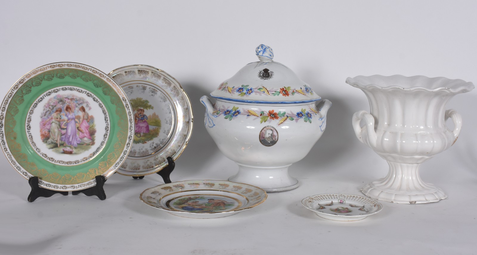 Diversas peças porcelana, sendo 4 pratos , fruteira branca (com... - foto 1 de 11