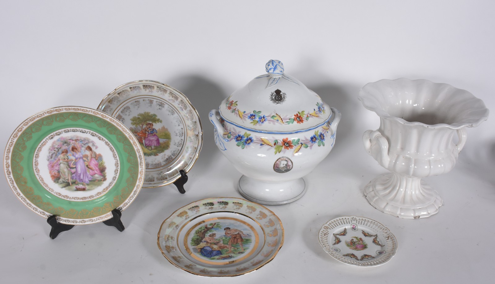 Diversas peças porcelana, sendo 4 pratos , fruteira branca (com... - foto 2 de 11