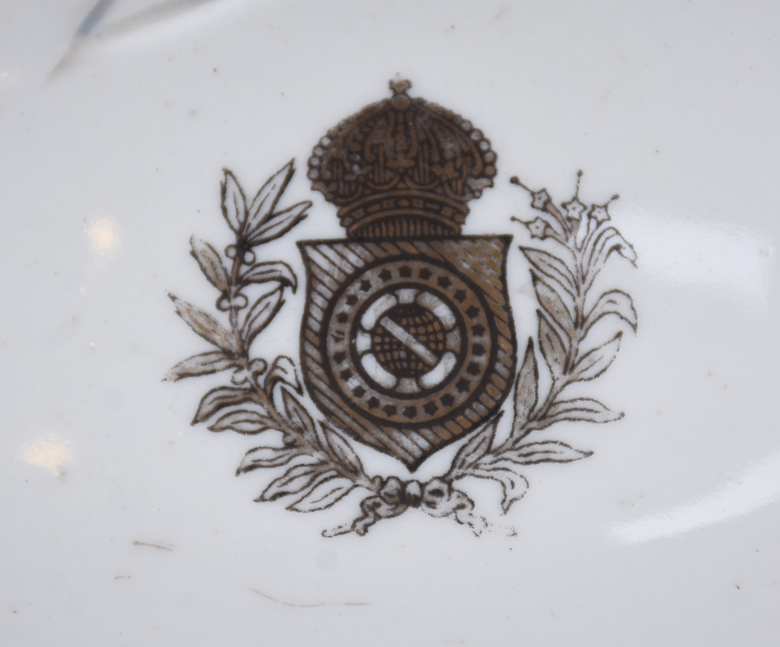 Diversas peças porcelana, sendo 4 pratos , fruteira branca (com... - foto 4 de 11
