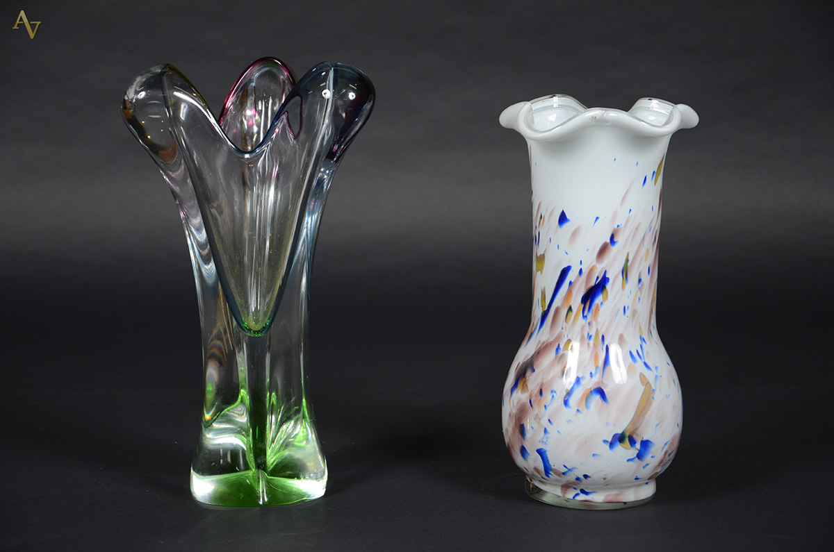 Dois vasos de murano, sendo um na cor branca com detalhes em cor...