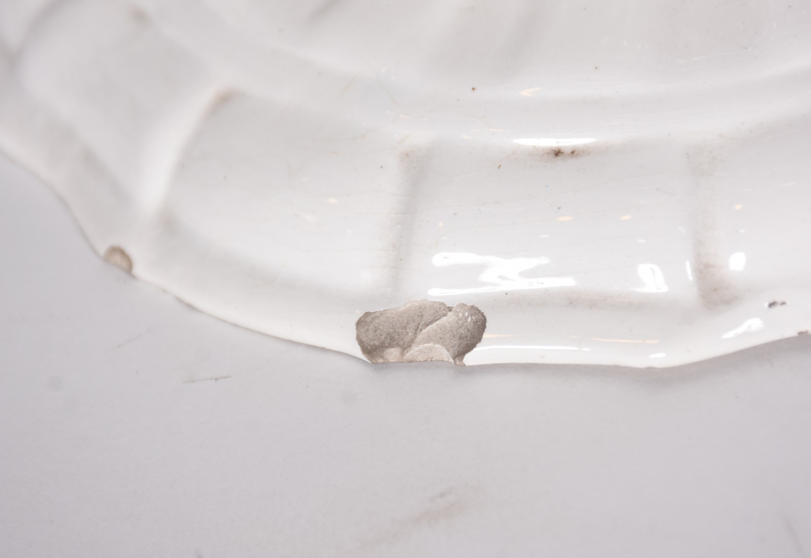 Diversas peças porcelana, sendo 4 pratos , fruteira branca (com... - foto 7 de 11