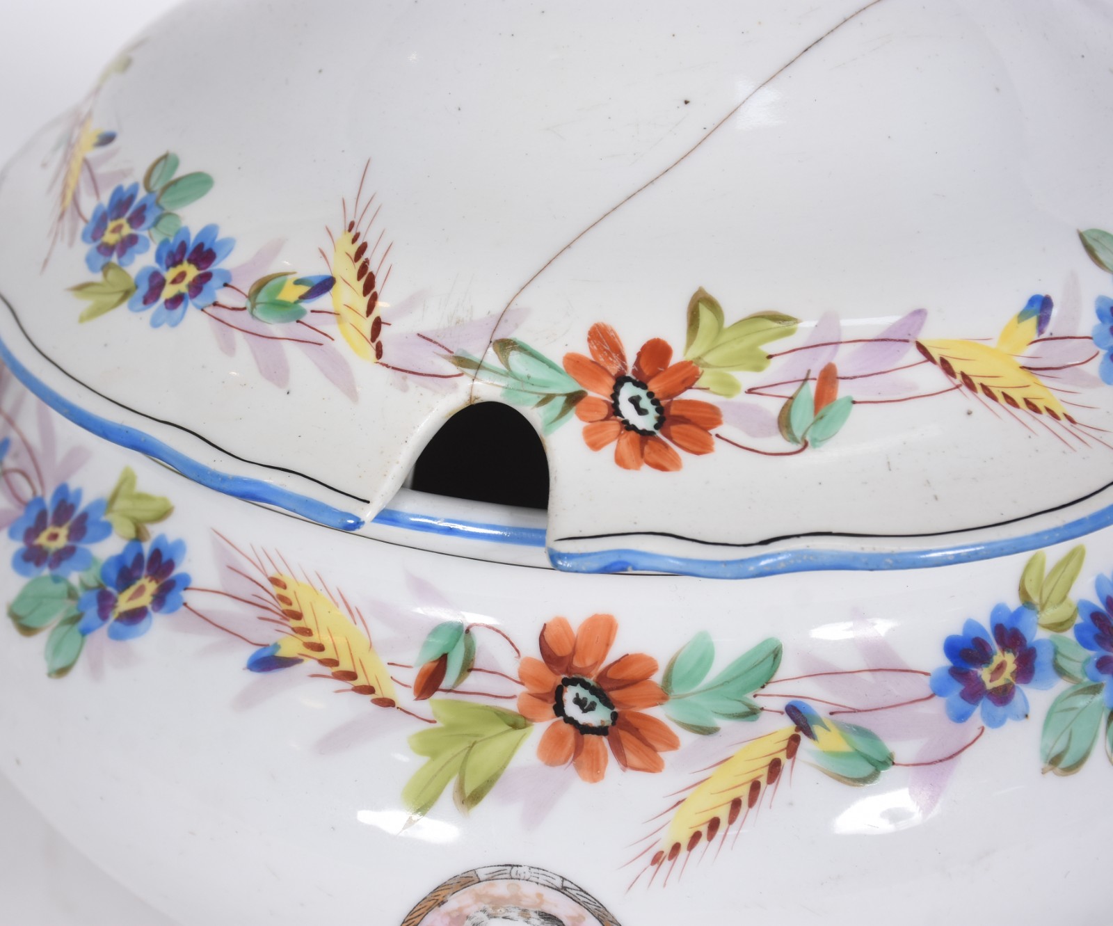 Diversas peças porcelana, sendo 4 pratos , fruteira branca (com... - foto 11 de 11