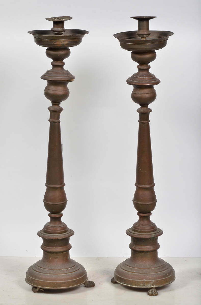 Par de tocheiros de metal (alt.86 cm) e um pequeno de madeira.