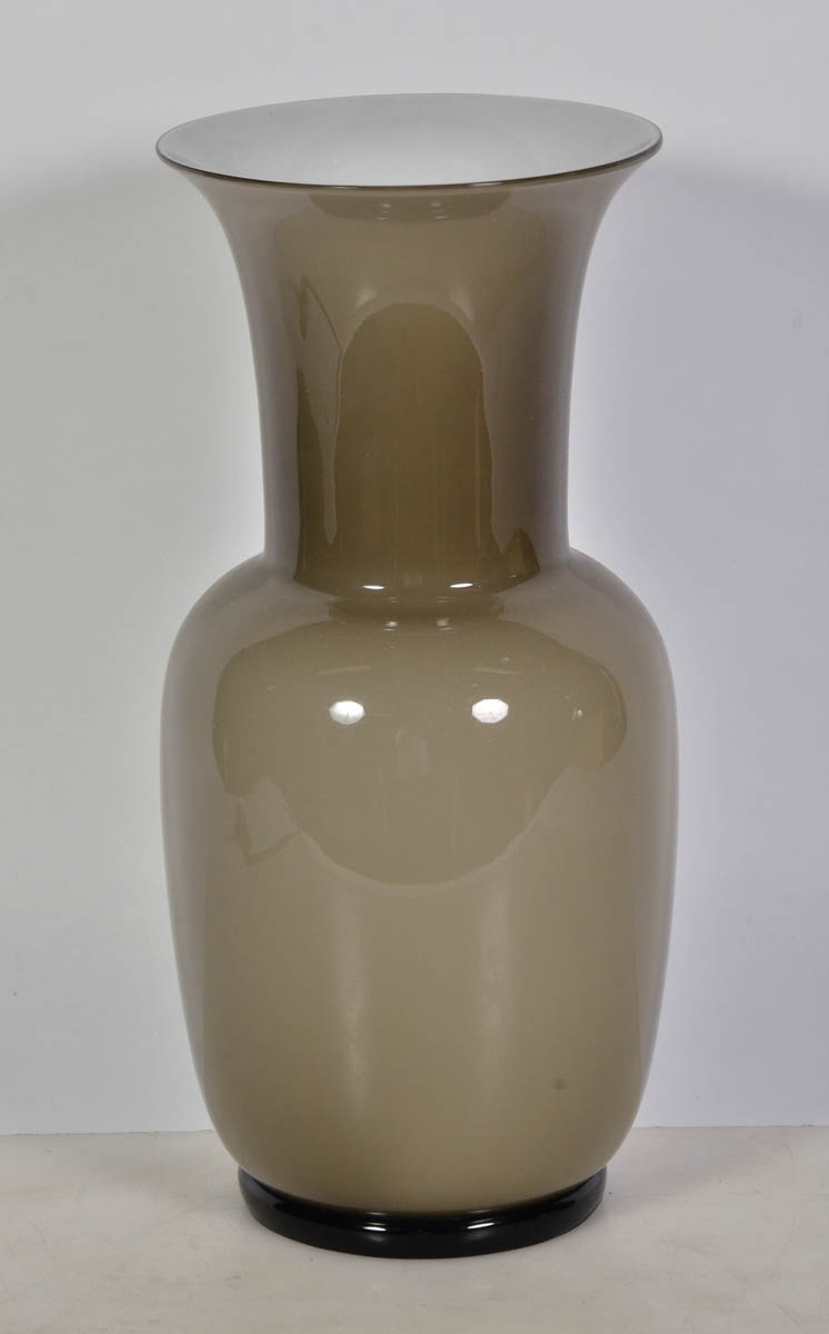 Vaso de murano italiano VENINI na cor areia. Alt. 36 cm.