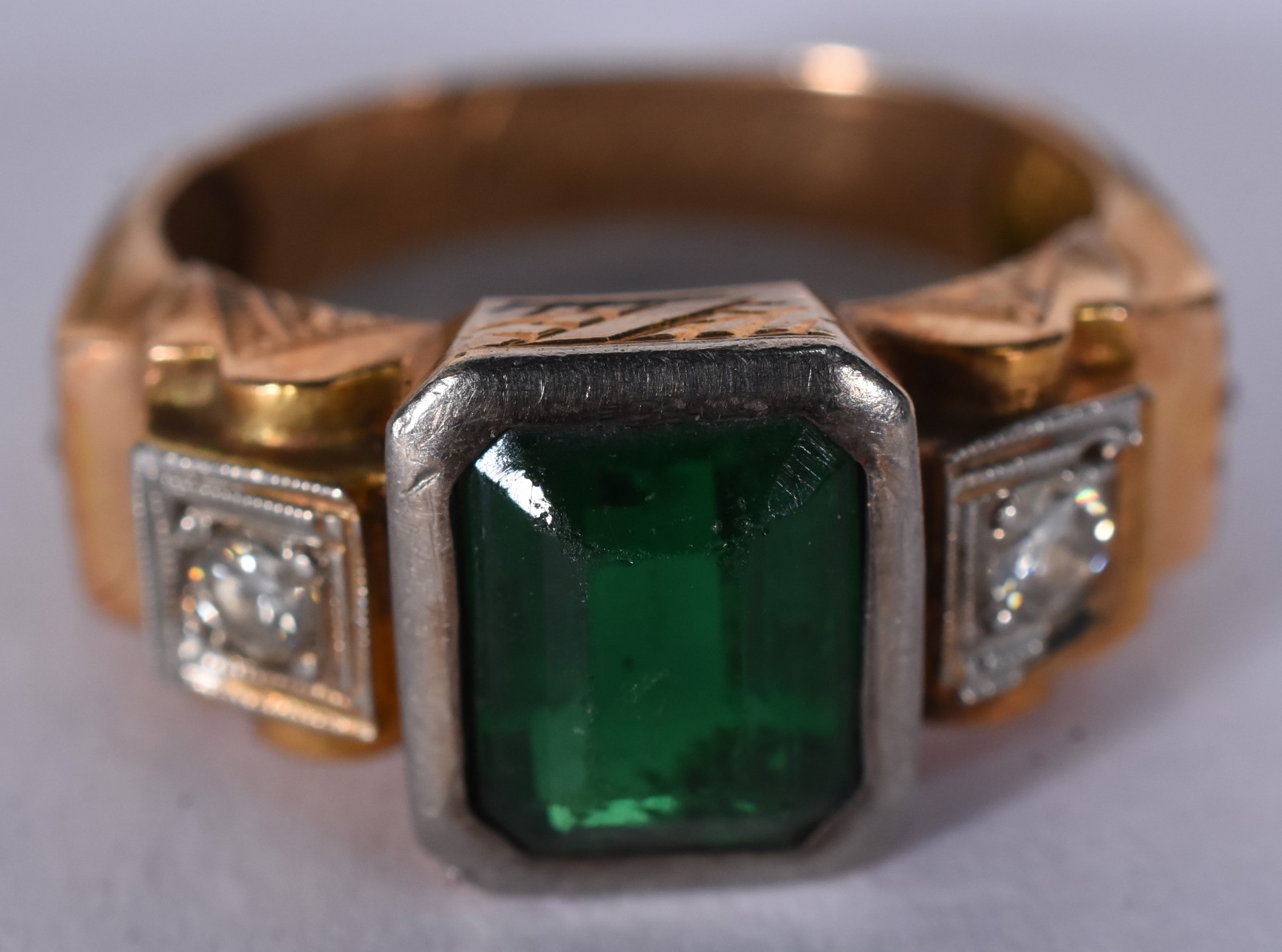 Anel de ouro 18 k com pedra verde, aro 19 (Por motivos de segurança a... - foto 1 de 7