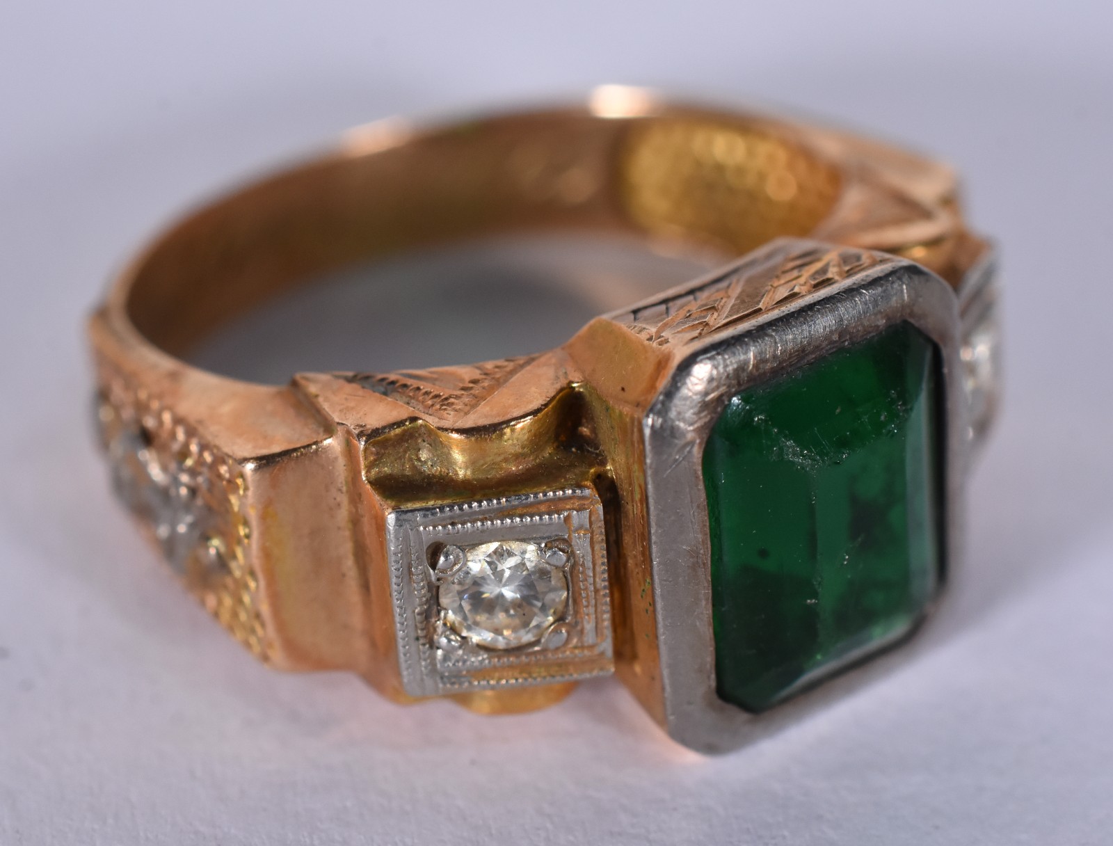 Anel de ouro 18 k com pedra verde, aro 19 (Por motivos de segurança a... - foto 2 de 7