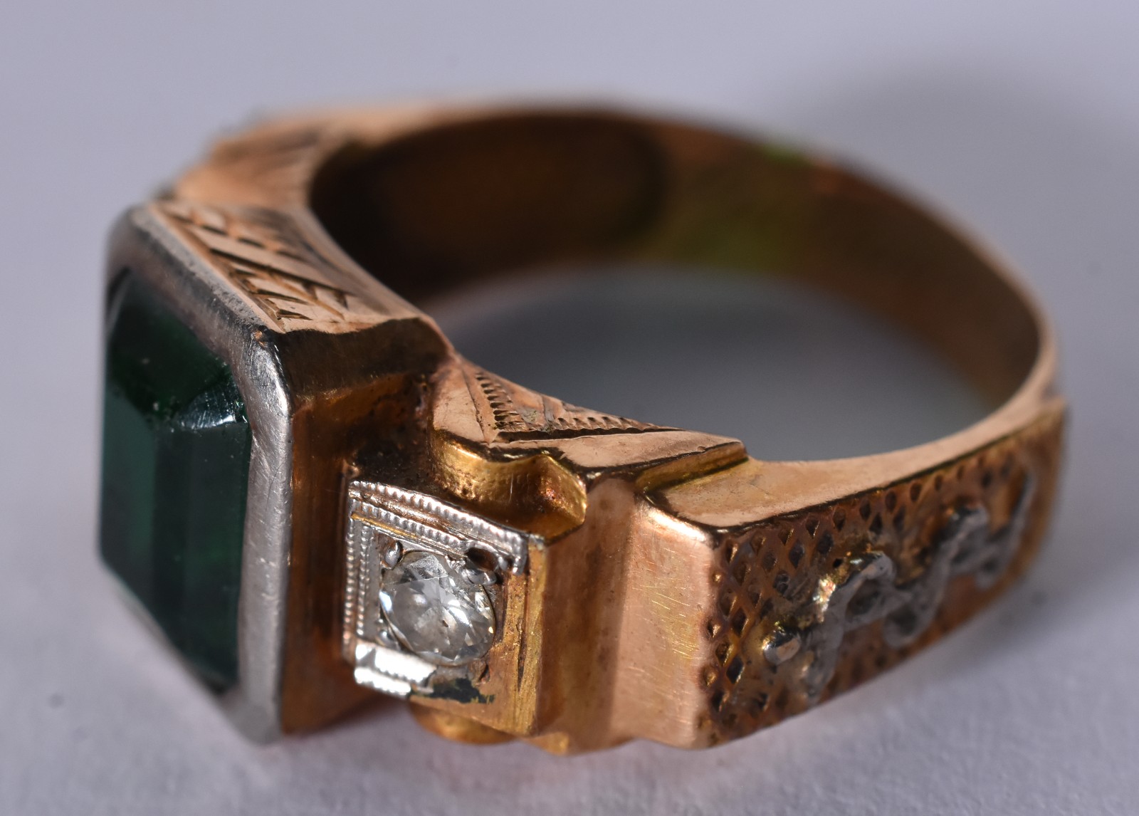 Anel de ouro 18 k com pedra verde, aro 19 (Por motivos de segurança a... - foto 3 de 7