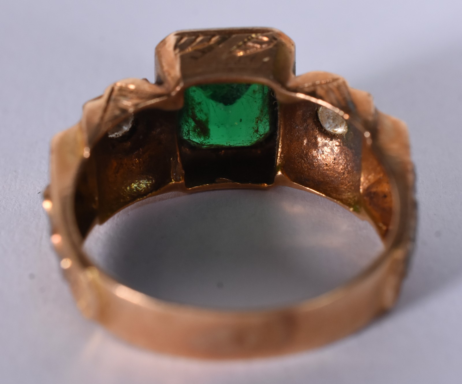 Anel de ouro 18 k com pedra verde, aro 19 (Por motivos de segurança a... - foto 4 de 7