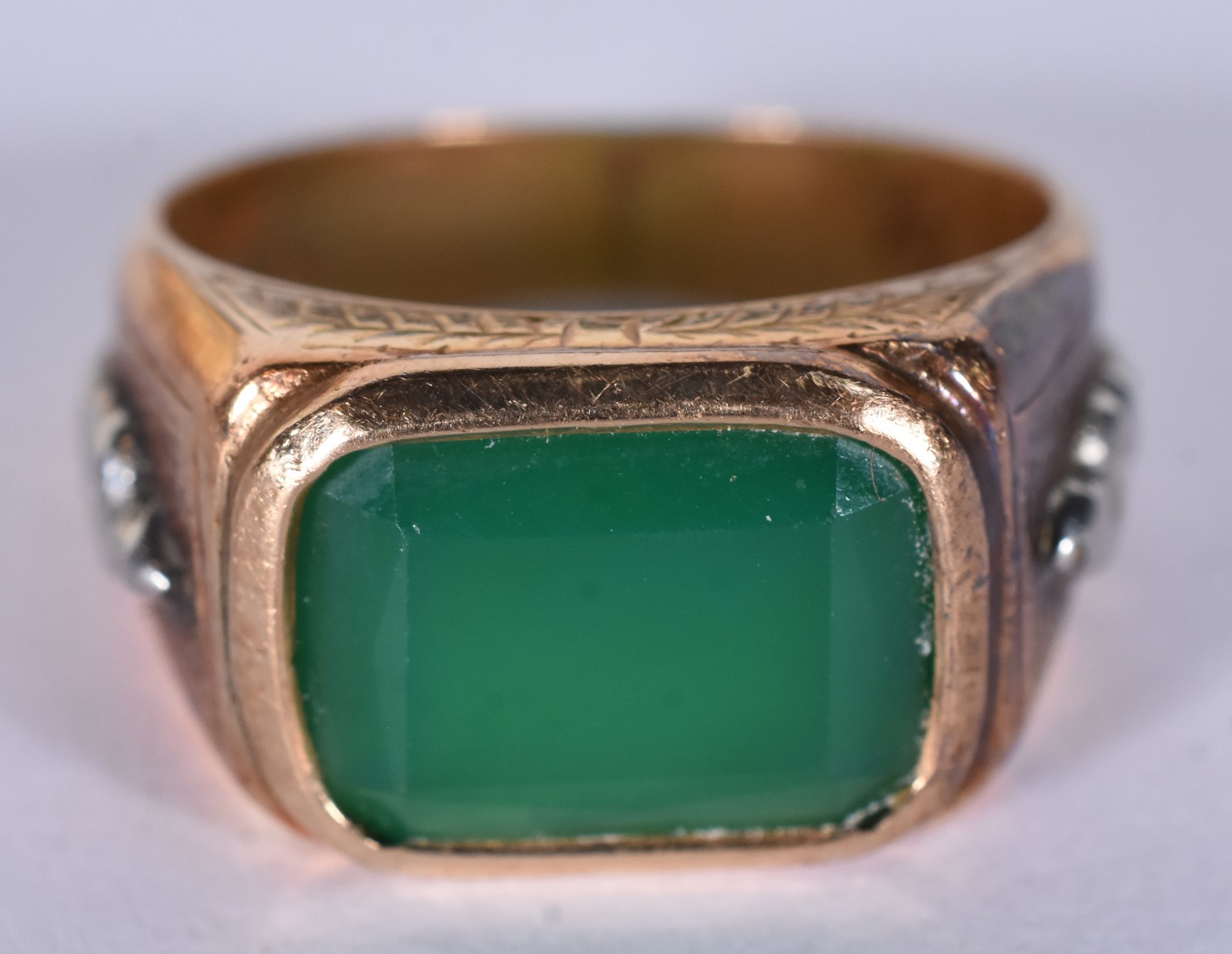 Anel de ouro 18 k com pedra retangular na cor verde, aro 21 (Por... - foto 1 de 6
