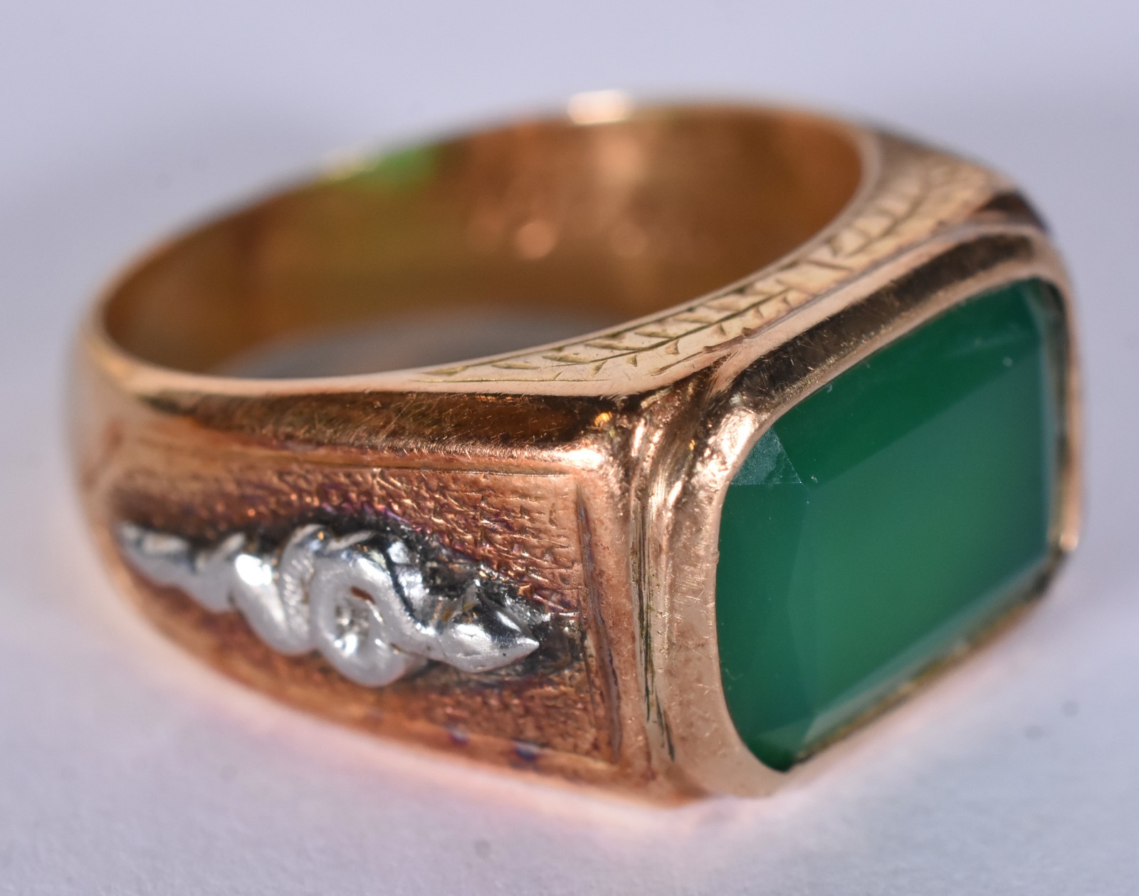 Anel de ouro 18 k com pedra retangular na cor verde, aro 21 (Por... - foto 2 de 6