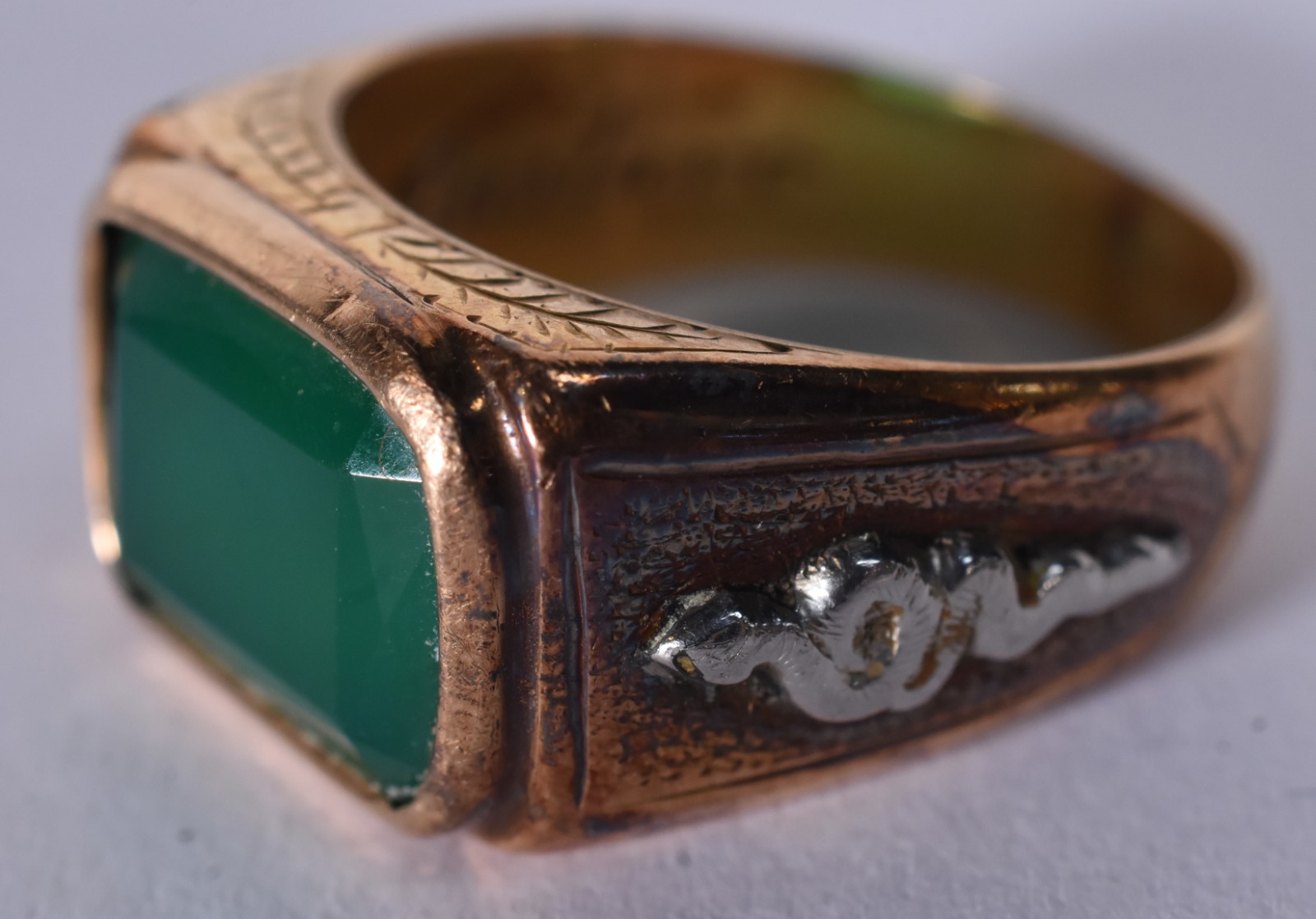 Anel de ouro 18 k com pedra retangular na cor verde, aro 21 (Por... - foto 3 de 6