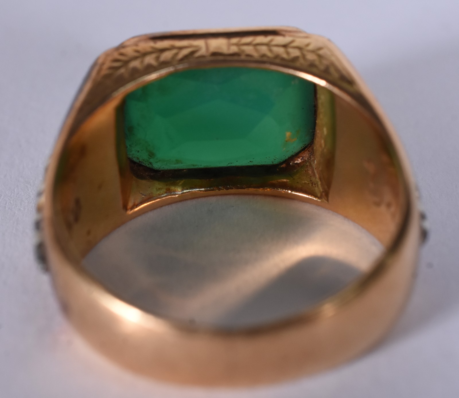 Anel de ouro 18 k com pedra retangular na cor verde, aro 21 (Por... - foto 4 de 6