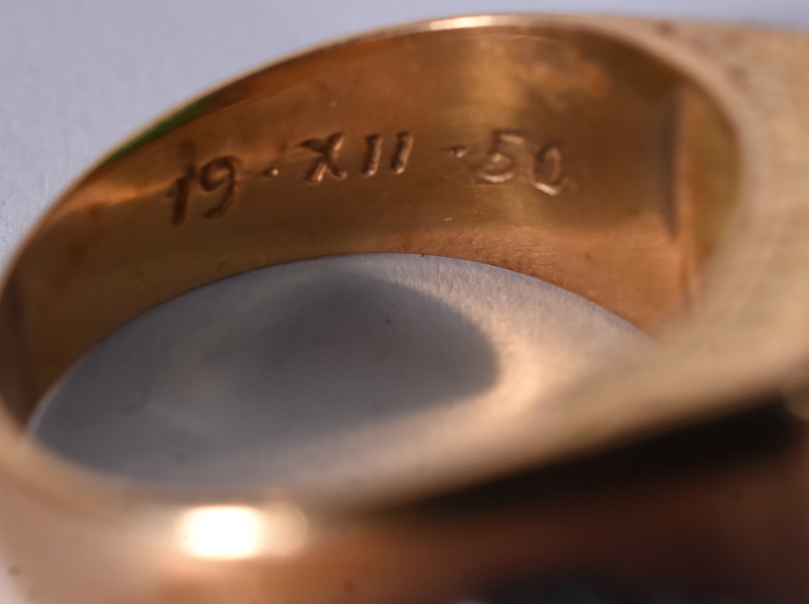 Anel de ouro 18 k com pedra retangular na cor verde, aro 21 (Por... - foto 5 de 6