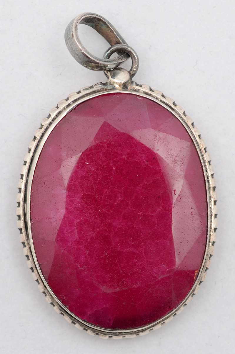 Pendente de prata com rubi. Medidas 3 x 5 cm.