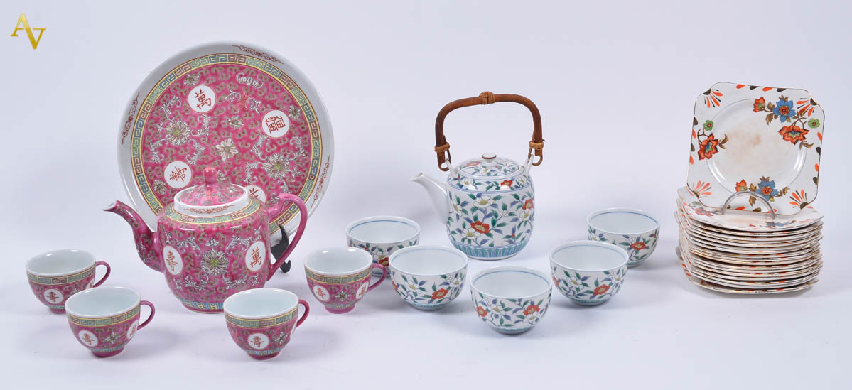 Diversas peças de porcelana oriental, sendo bule com bandeja(diam. 24...