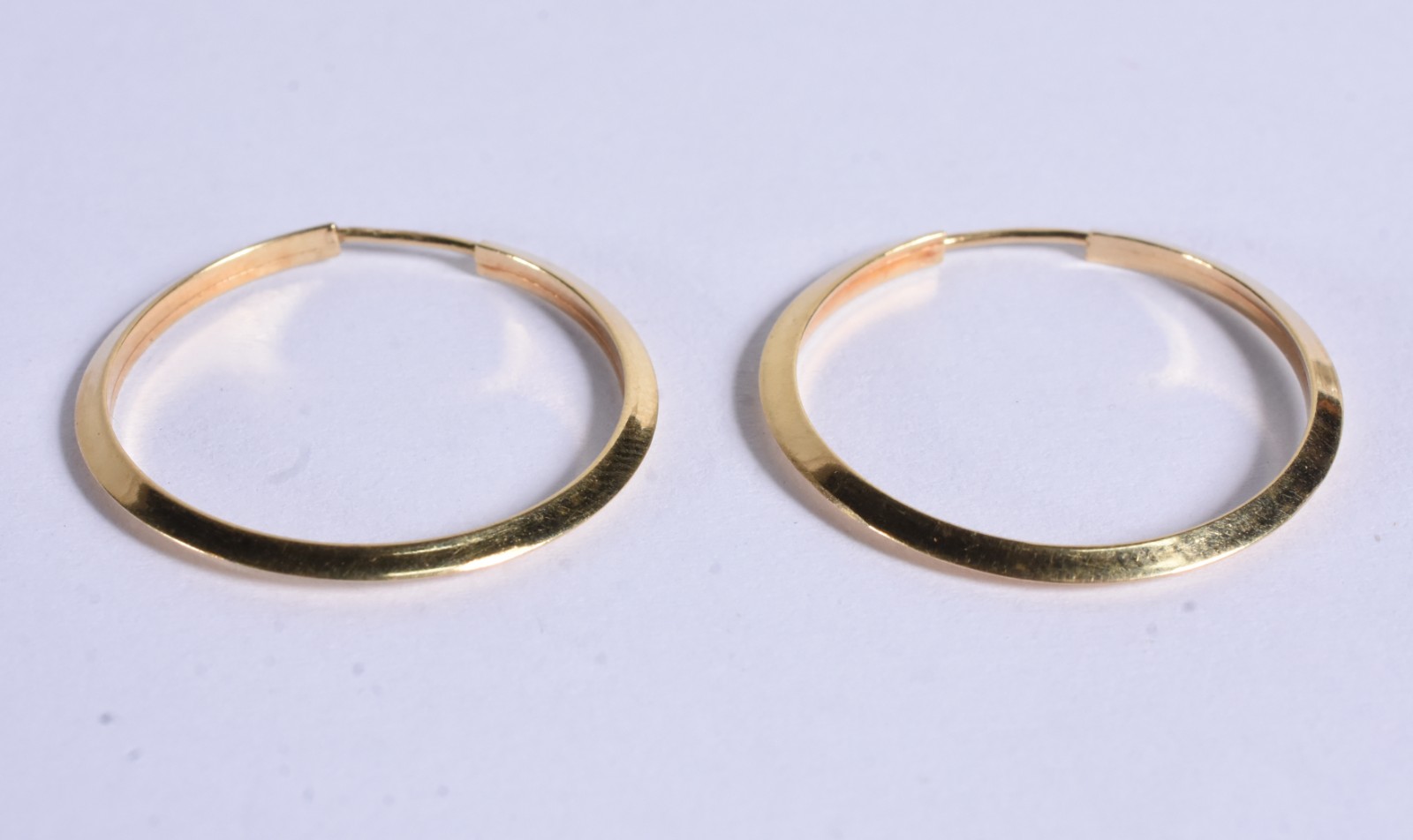 Par de brincos de ouro 18 k, contraste 750 na forma de argola (Por... - foto 2 de 6