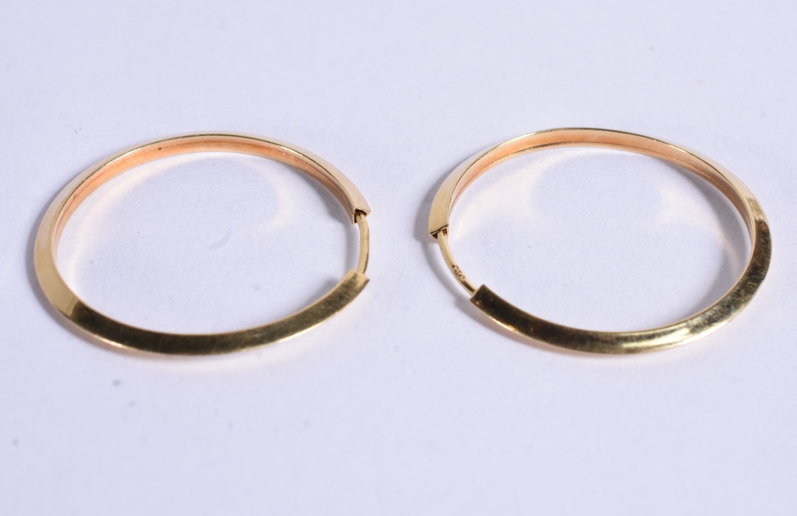 Par de brincos de ouro 18 k, contraste 750 na forma de argola (Por... - foto 5 de 6