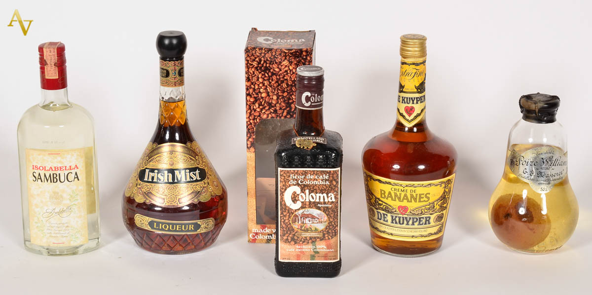 Cinco garrafas de licor diversos. Alt. maior: 27 cm.
