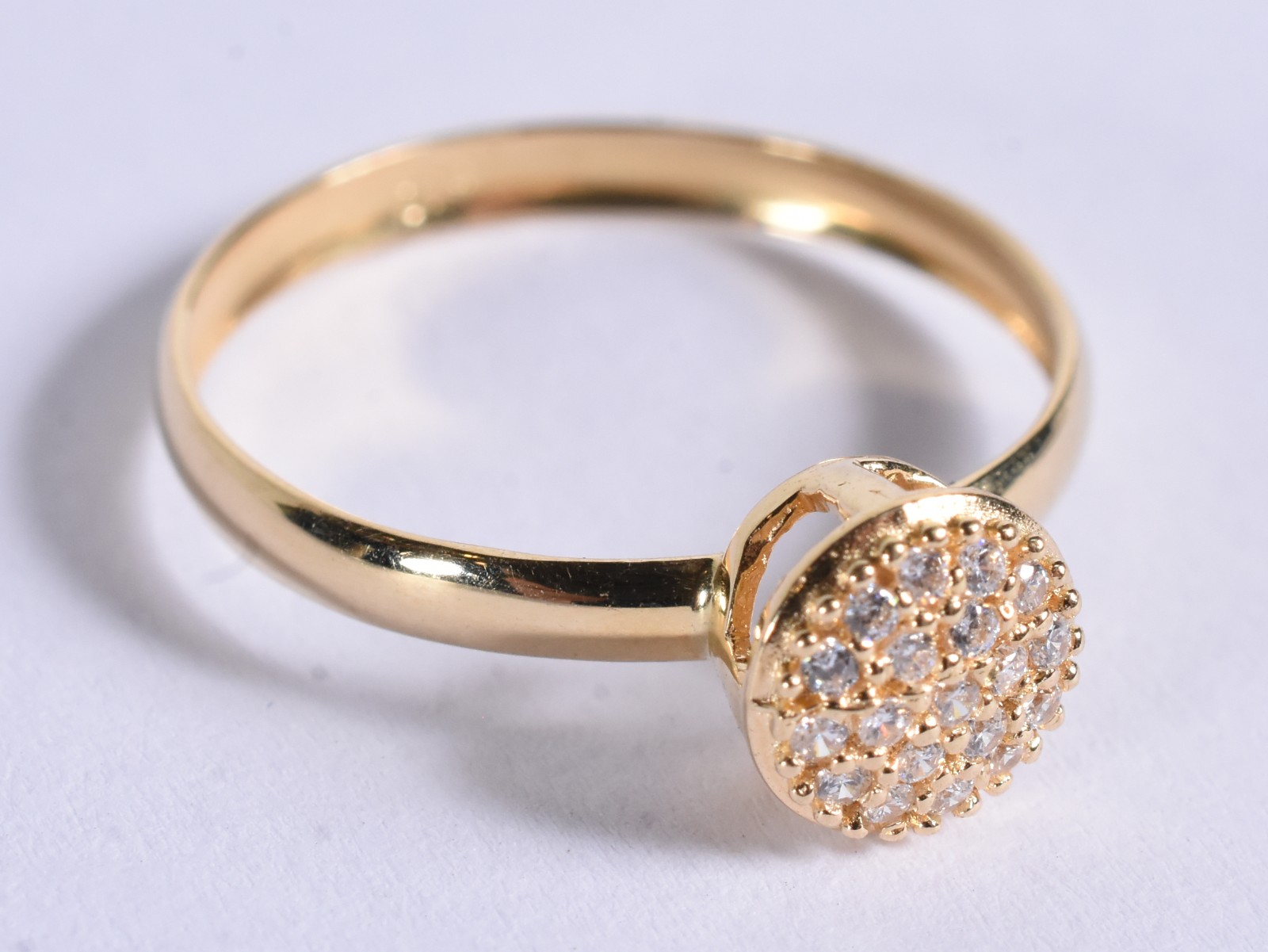 Anel de ouro 18 k, contraste 750 cravejado com safiras brancas, aro... - foto 2 de 6