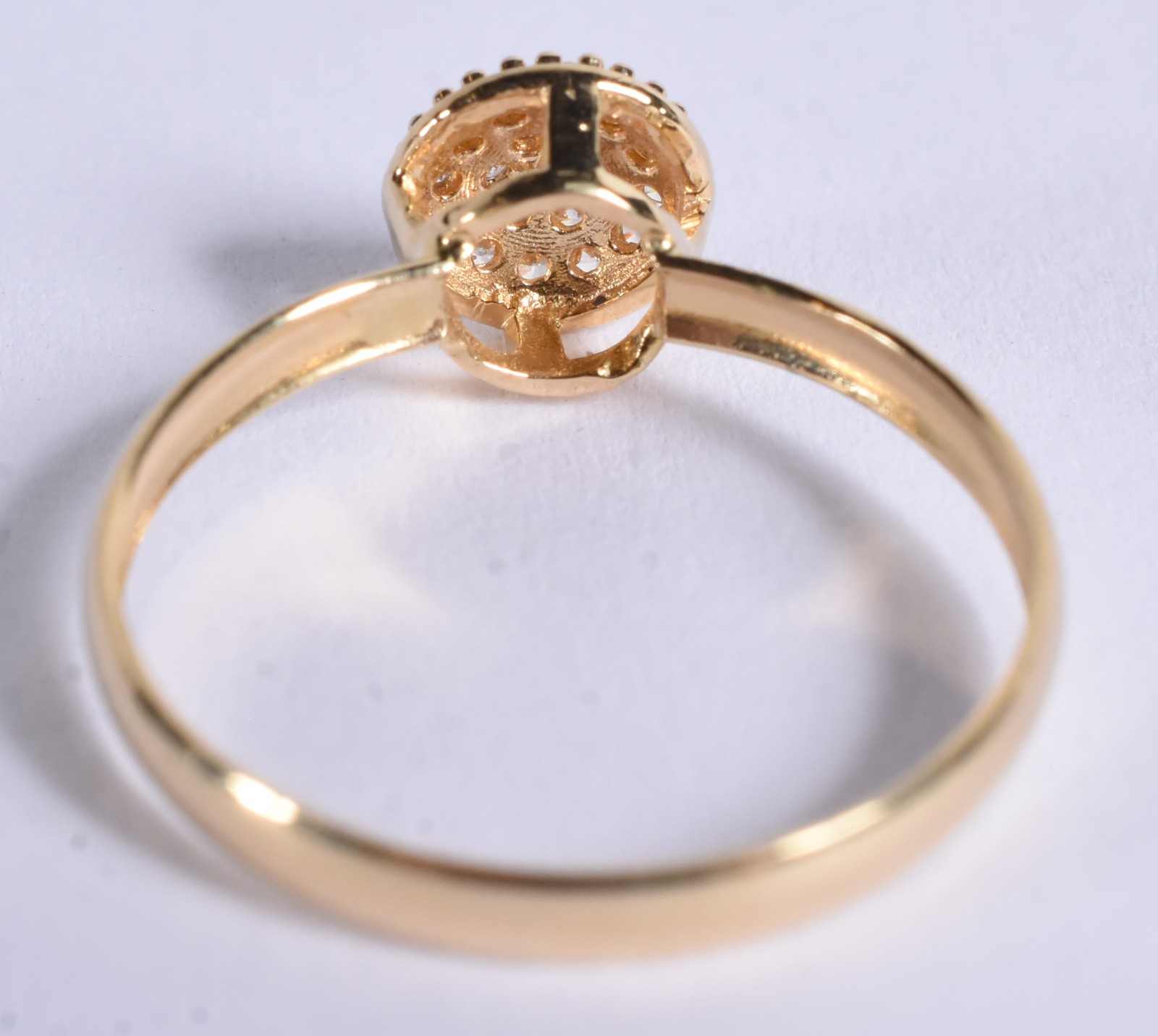 Anel de ouro 18 k, contraste 750 cravejado com safiras brancas, aro... - foto 4 de 6