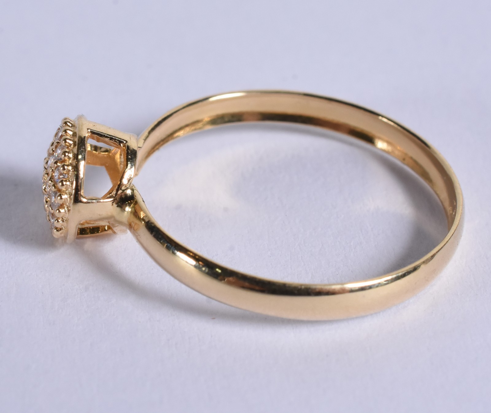 Anel de ouro 18 k, contraste 750 cravejado com safiras brancas, aro... - foto 5 de 6