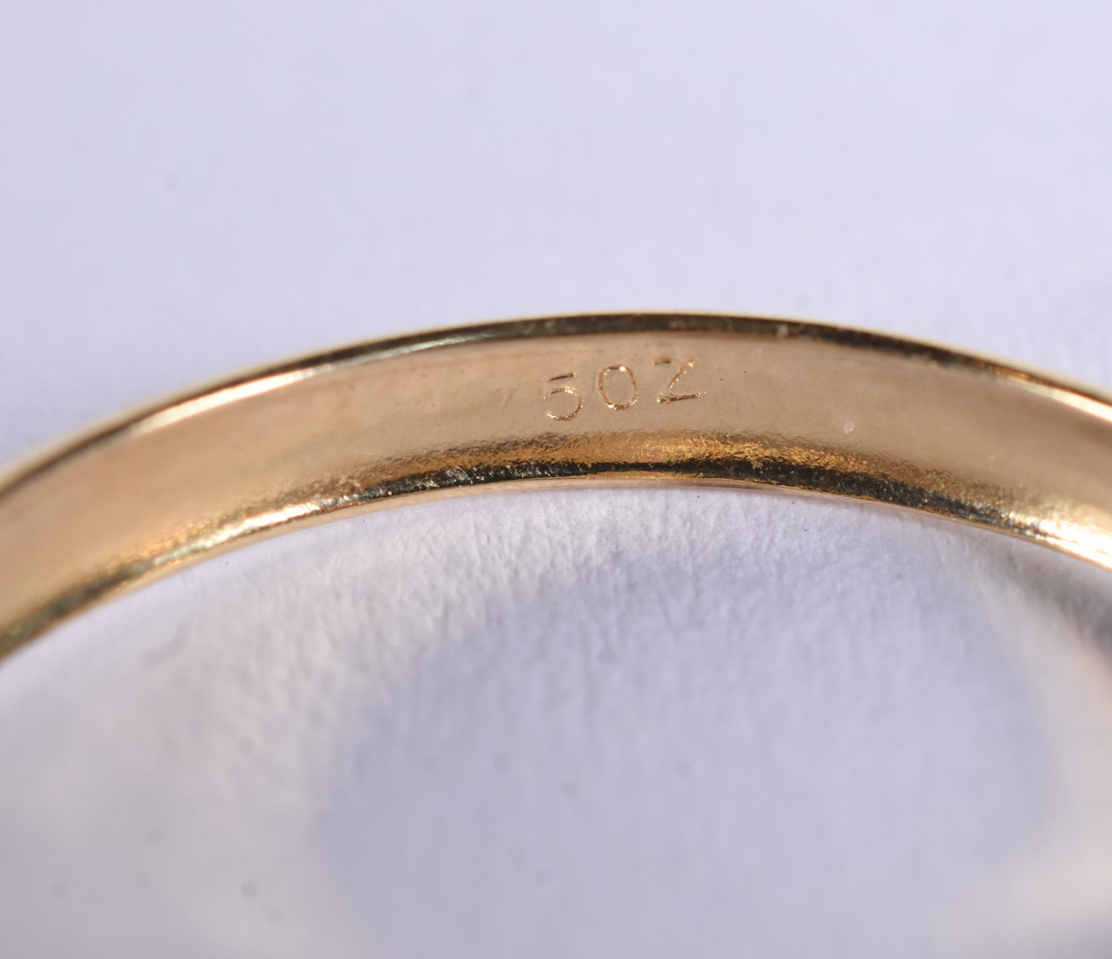 Anel de ouro 18 k, contraste 750 cravejado com safiras brancas, aro... - foto 6 de 6
