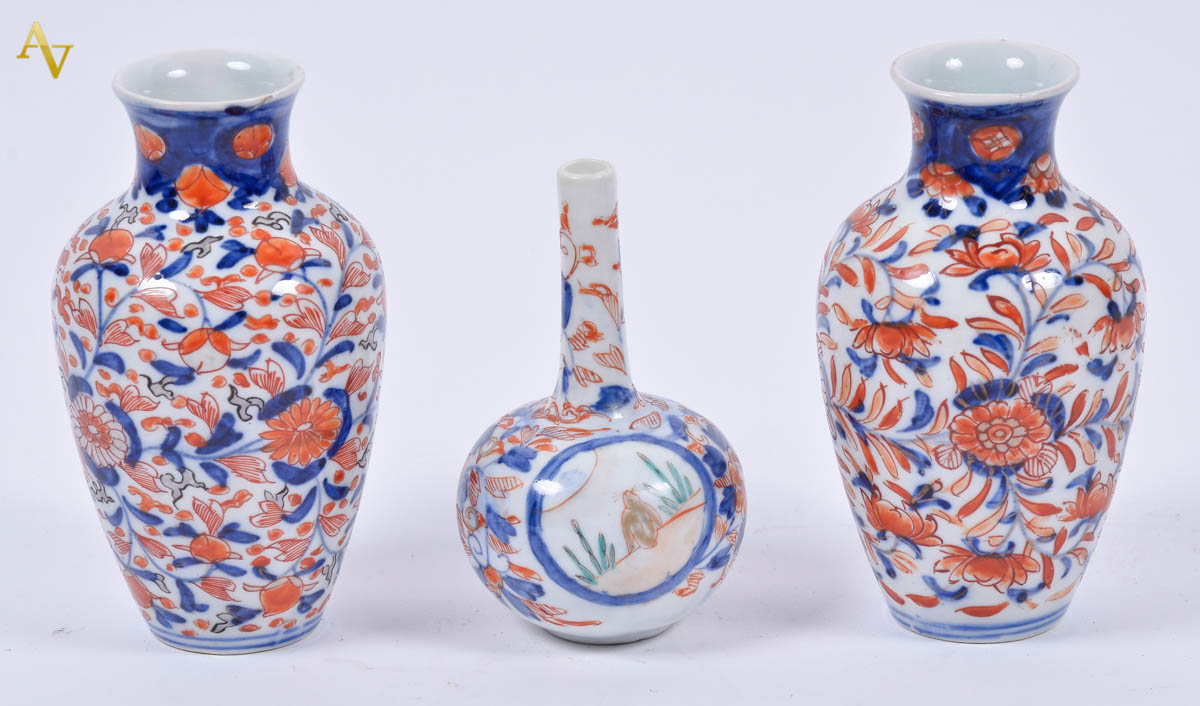 Tres pequenos vasos de porcelana japonesa IMARI, alts. 13 e 15 cm.