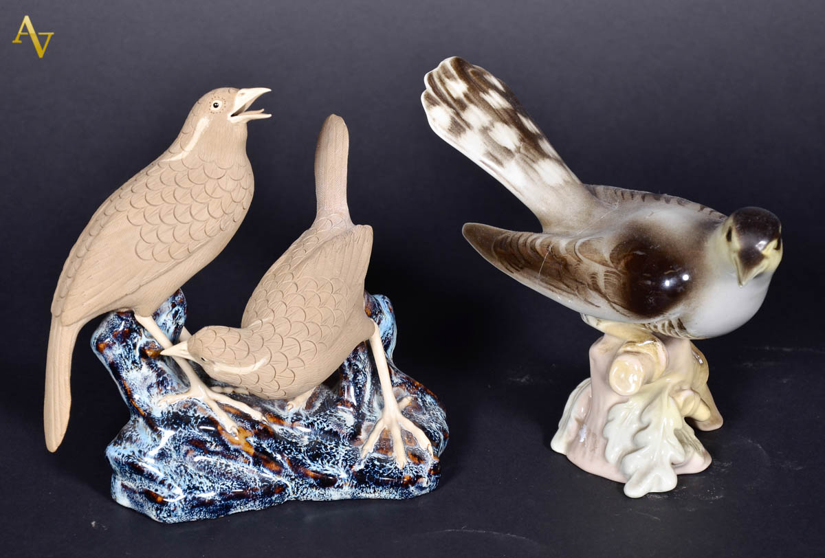 Dois pássaros de porcelana européia policromada. Alt. 17 e 20 cm.