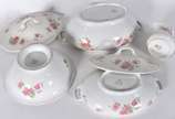 Conjunto com quatro peças de faiança inglesa, d... - Conjunto com quatro peças de faiança inglesa, decoração floral em policromia, sendo: sopeira com tampa, legumeira com tampa, fruteira e jarra.