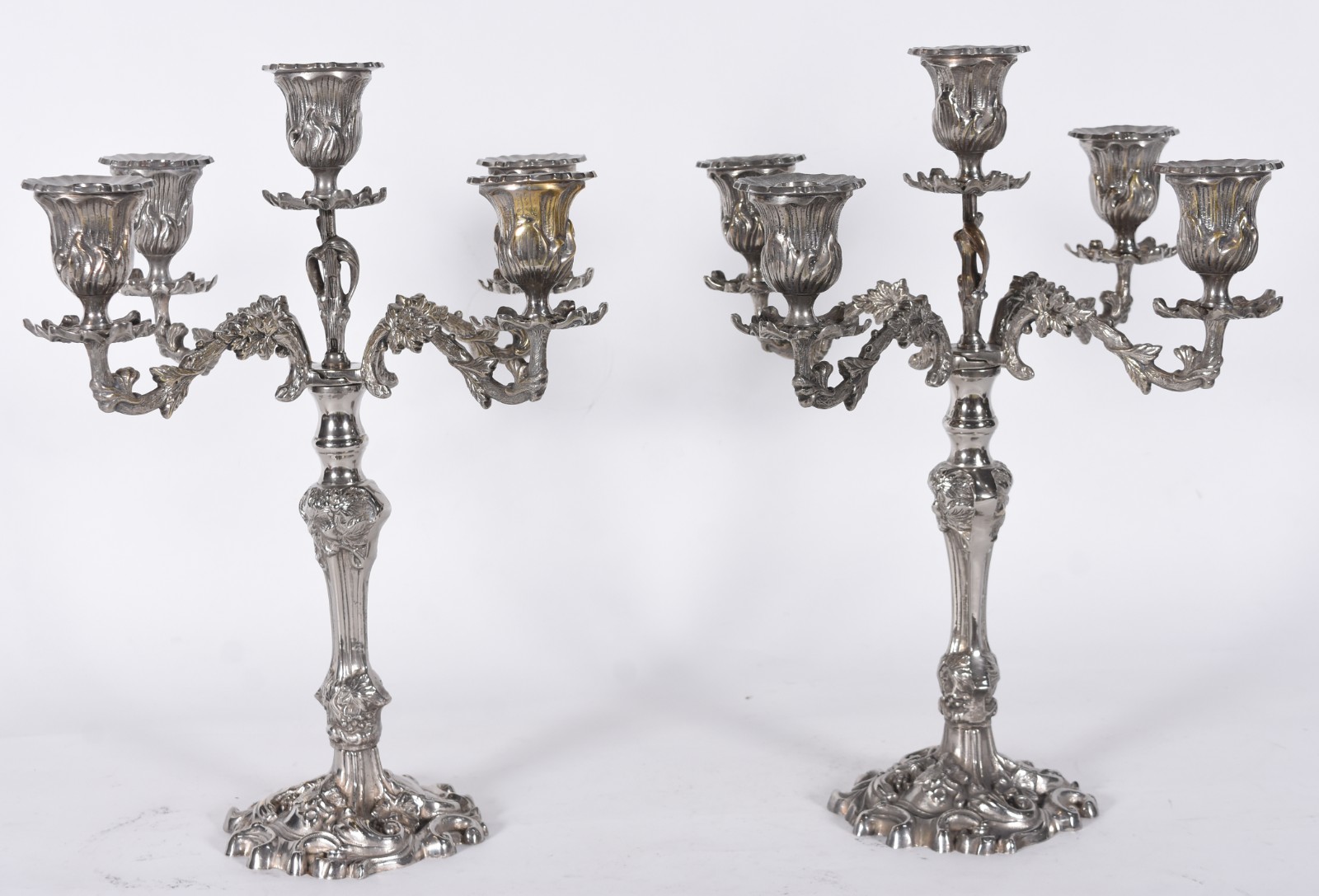 Par de candelabros de metal prateado para cinco velas cada. - foto 1 de 4
