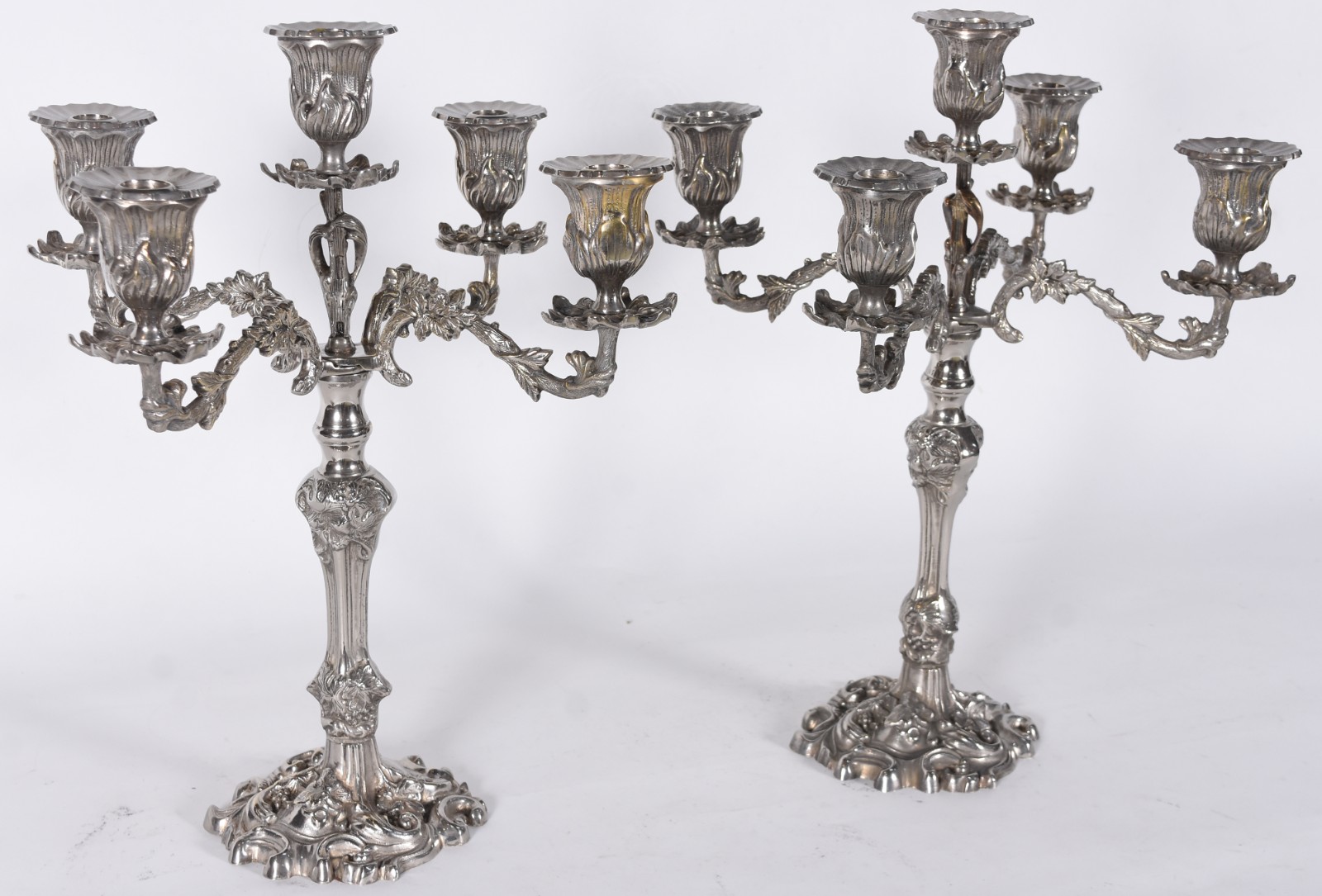 Par de candelabros de metal prateado para cinco velas cada. - foto 2 de 4