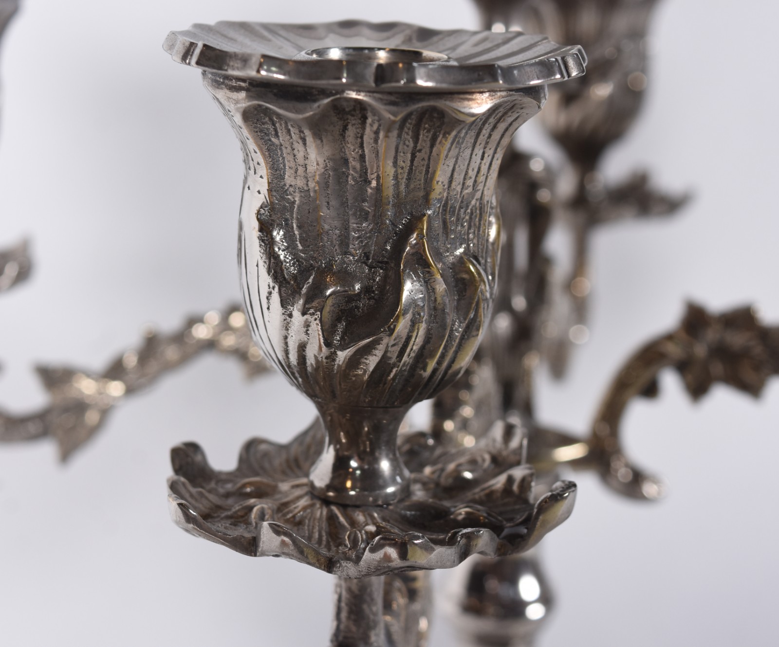Par de candelabros de metal prateado para cinco velas cada. - foto 4 de 4