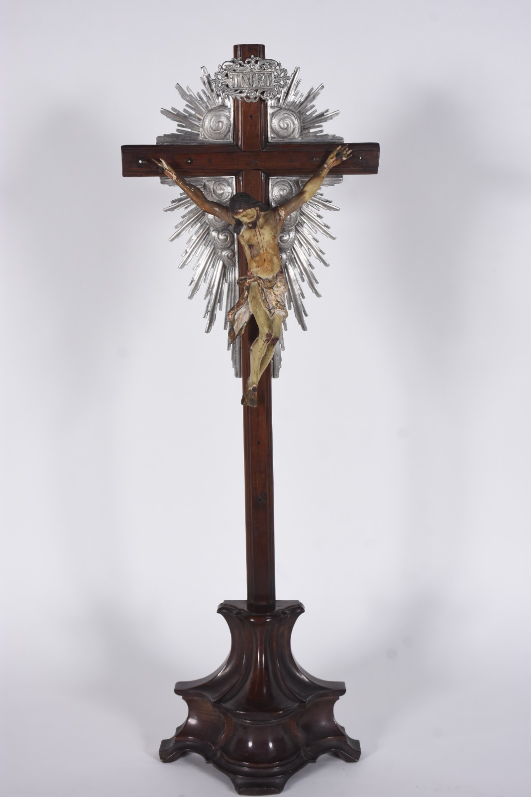 Crucifixo de madeira nobre com figura de Cristo ricamente entalhada... - foto 1 de 8