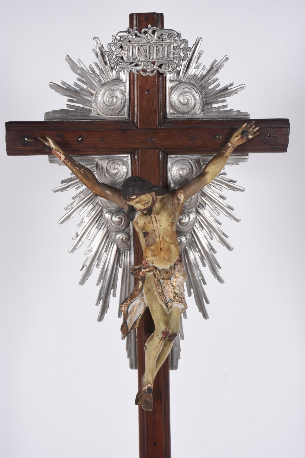 Crucifixo de madeira nobre com figura de Cristo ricamente entalhada... - foto 2 de 8
